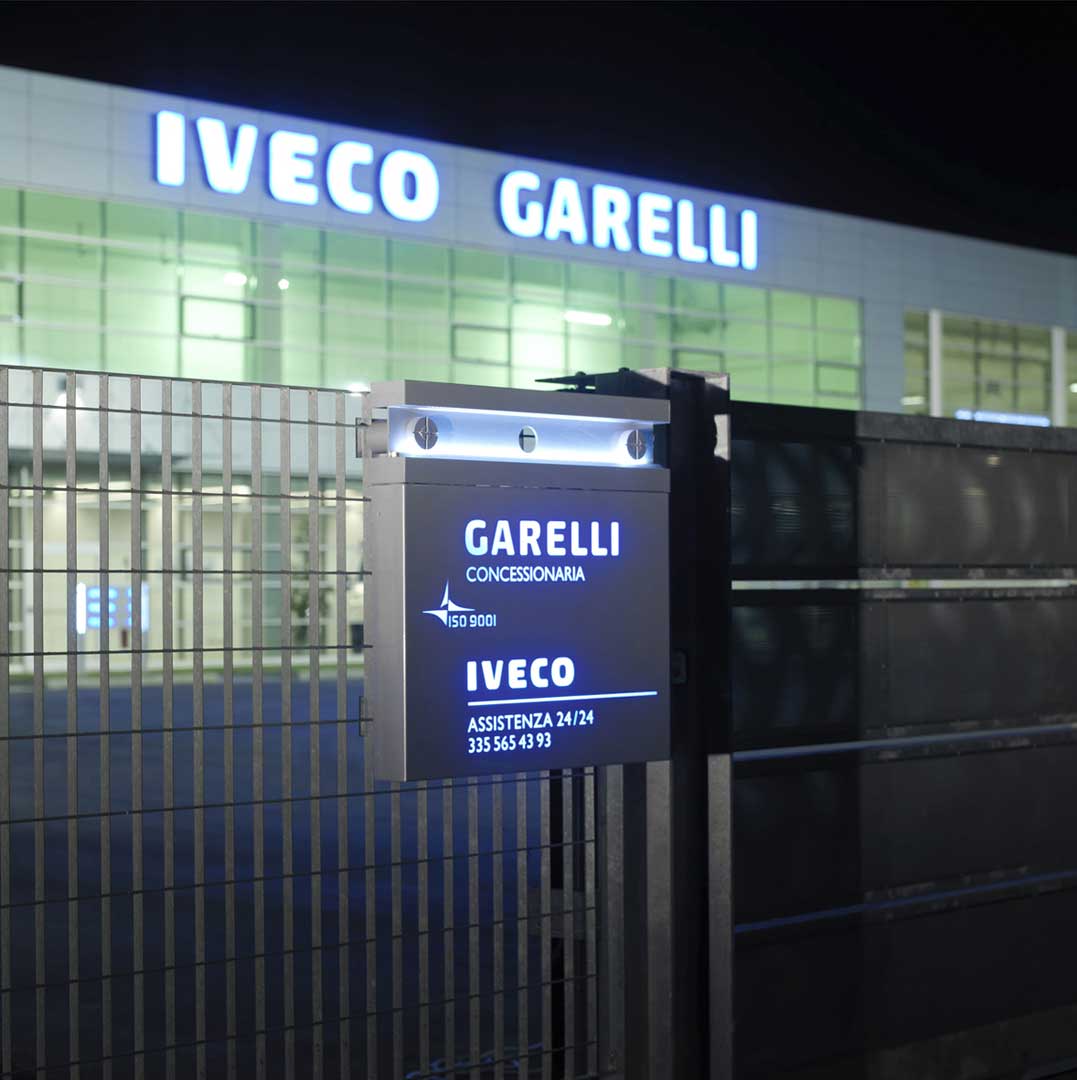IVECO - PREMISES Branding System targa-ingresso-illuminata